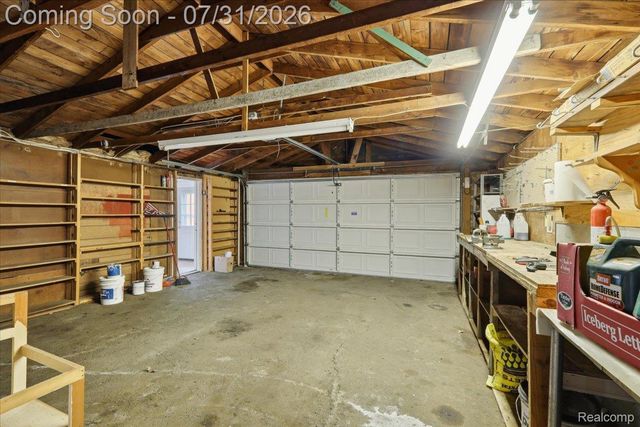 2067 Oakdale Drive, Waterford Charter Township, MI 48329