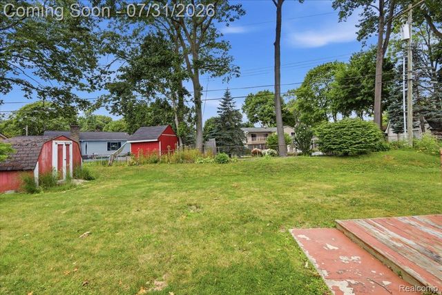 2067 Oakdale Drive, Waterford Charter Township, MI 48329