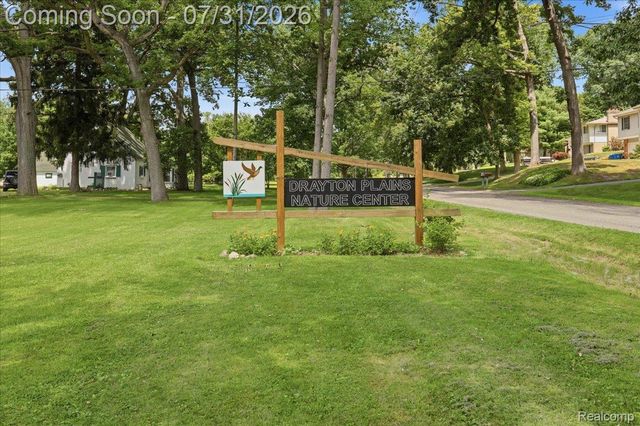 2067 Oakdale Drive, Waterford Charter Township, MI 48329