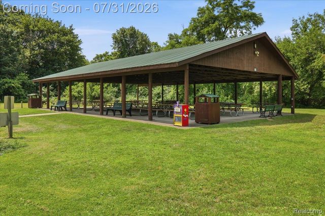 2067 Oakdale Drive, Waterford Charter Township, MI 48329
