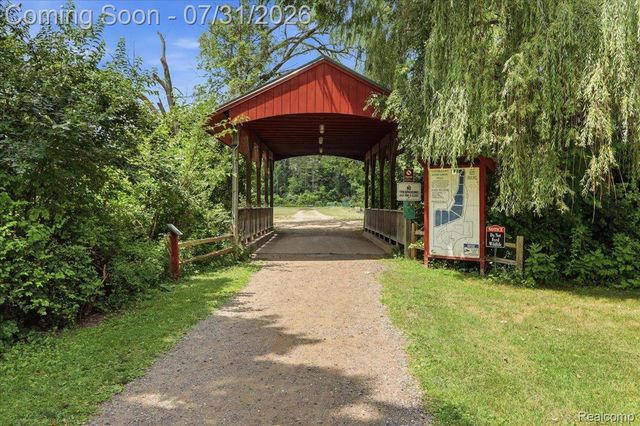 2067 Oakdale Drive, Waterford Charter Township, MI 48329