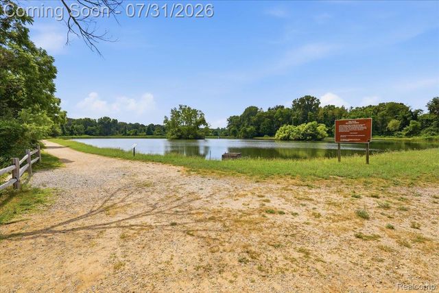 2067 Oakdale Drive, Waterford Charter Township, MI 48329