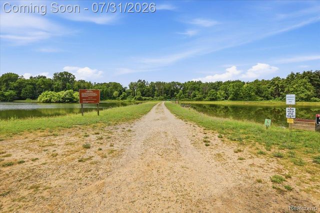 2067 Oakdale Drive, Waterford Charter Township, MI 48329