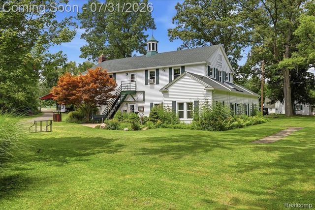 2067 Oakdale Drive, Waterford Charter Township, MI 48329