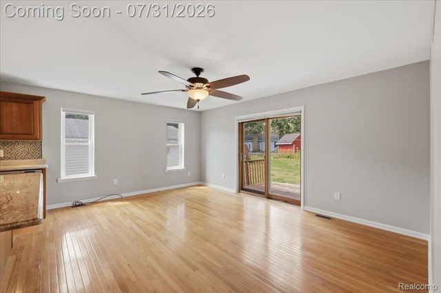 2067 Oakdale Drive, Waterford Charter Township, MI 48329