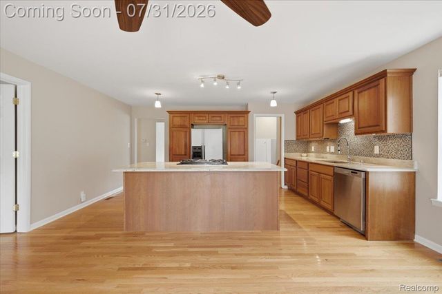 2067 Oakdale Drive, Waterford Charter Township, MI 48329