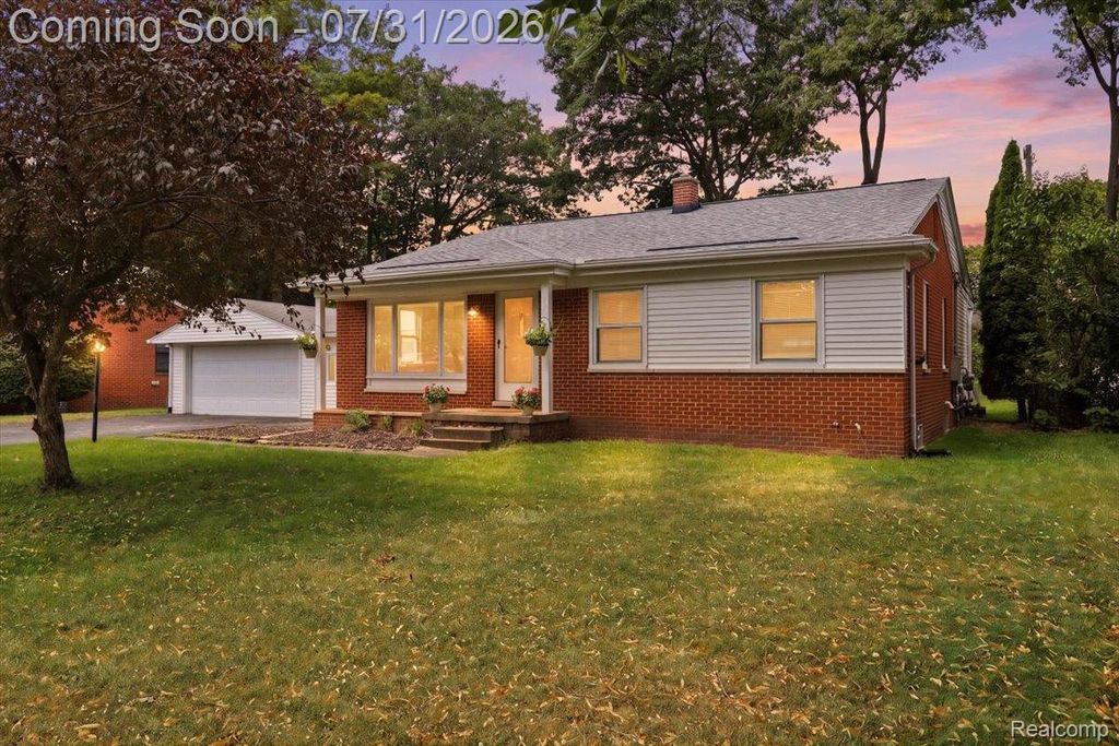 2067 Oakdale Drive, Waterford Charter Township, MI 48329
