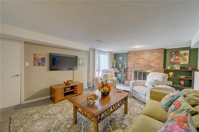 9127 W 91st Terrace, Overland Park, KS 66212