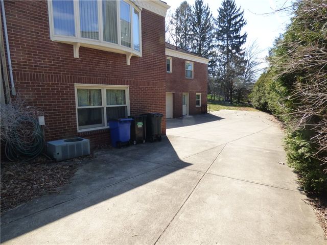 1216 Washington Rd, Mt Lebanon, PA 15228