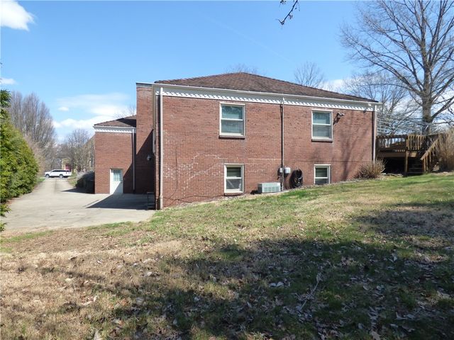 1216 Washington Rd, Mt Lebanon, PA 15228