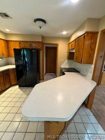 702 Shirley, Madill, OK 73446