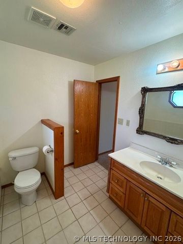 702 Shirley, Madill, OK 73446