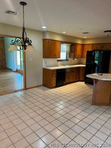 702 Shirley, Madill, OK 73446