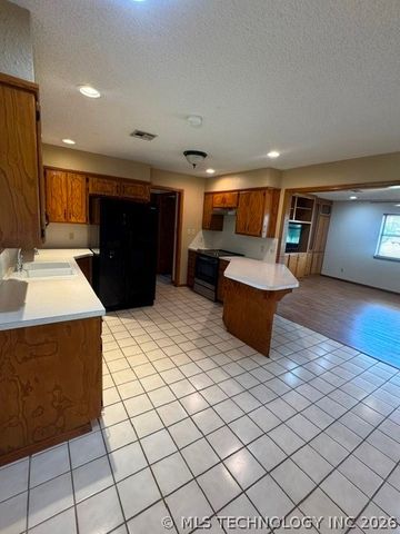 702 Shirley, Madill, OK 73446