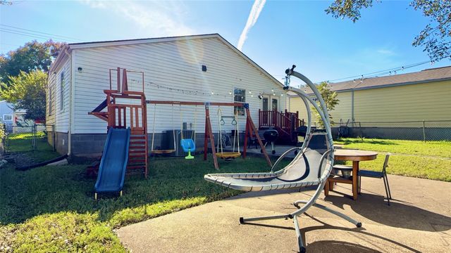 3515 W Clarendon Drive, Dallas, TX 75211