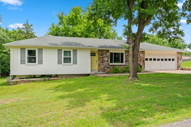 372 Greenbrier Lane, Hollister, MO 65672