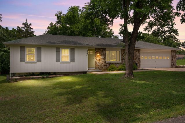 372 Greenbrier Lane, Hollister, MO 65672