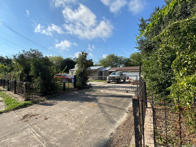 424 Babcock Rd., San Antonio, TX 78201