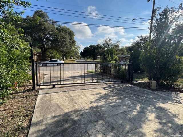 424 Babcock Rd., San Antonio, TX 78201