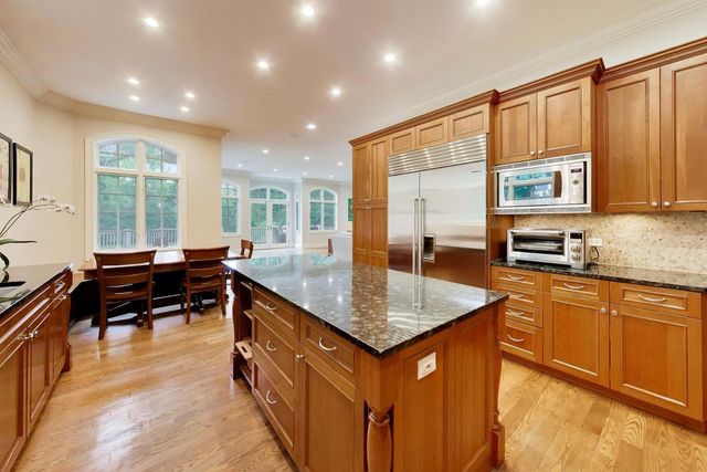 995 Old Elm Place, Glencoe, IL 60022