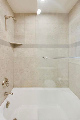 995 Old Elm Place, Glencoe, IL 60022