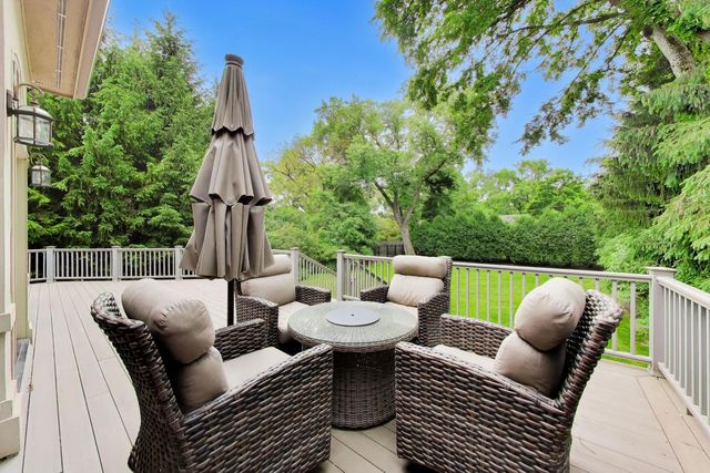 995 Old Elm Place, Glencoe, IL 60022
