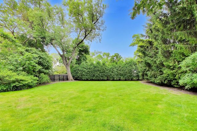 995 Old Elm Place, Glencoe, IL 60022
