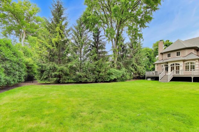 995 Old Elm Place, Glencoe, IL 60022