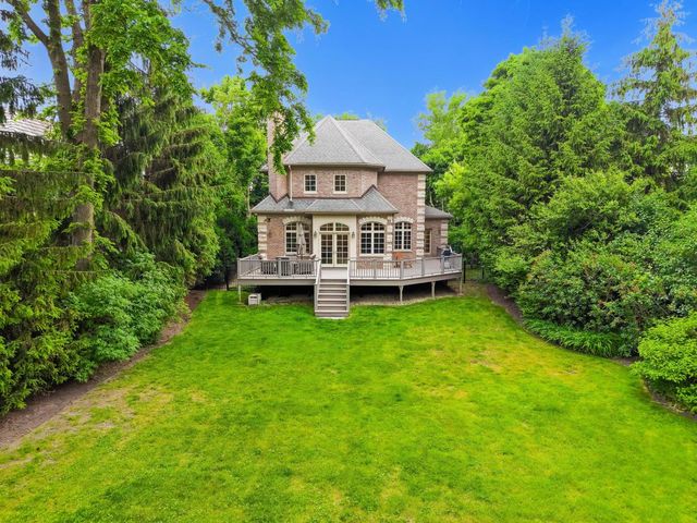 995 Old Elm Place, Glencoe, IL 60022