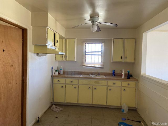 140 E Alma Avenue, Flint, MI 48505