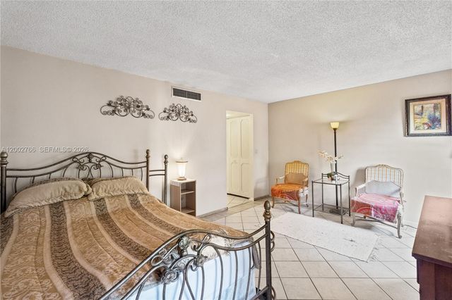 20500 W Country Club Dr 405, Aventura, FL 33180