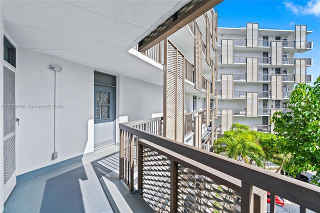 20500 W Country Club Dr 405, Aventura, FL 33180