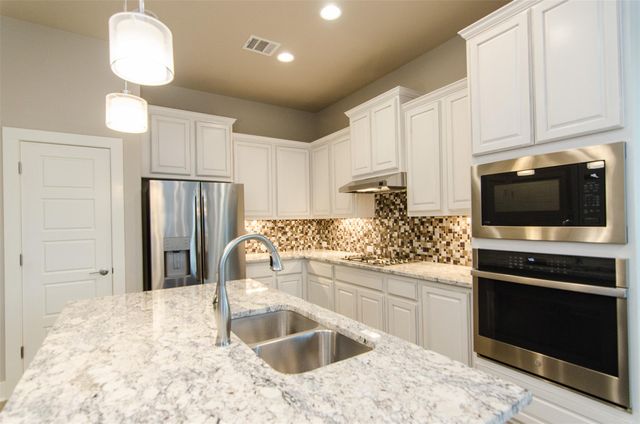 961 Centerra Hills CIR, Round Rock, TX 78665