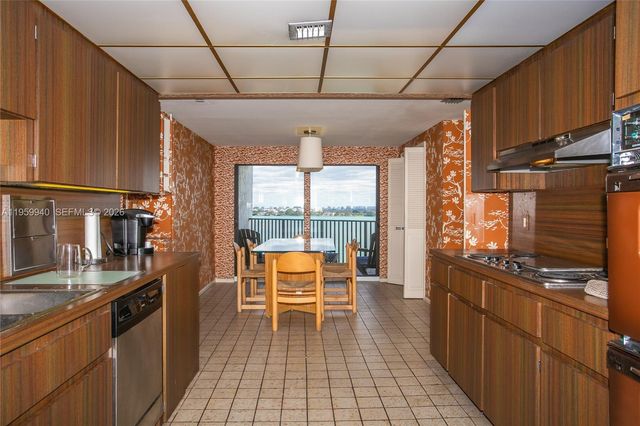 1800 NE 114th St 1704, Miami, FL 33181