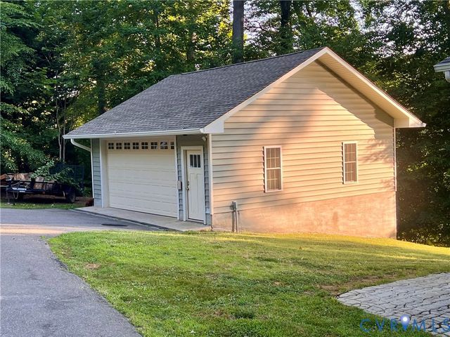 6531 Lakeside Dr, Quinton, VA 23141