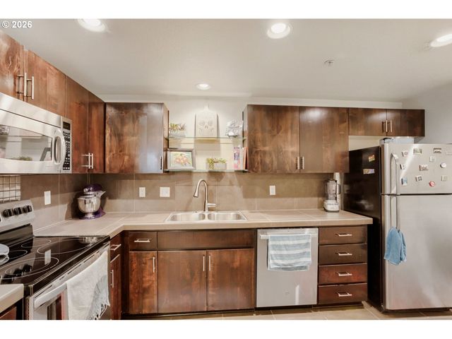 648 Ne ADWICK Dr, Hillsboro, OR 97006