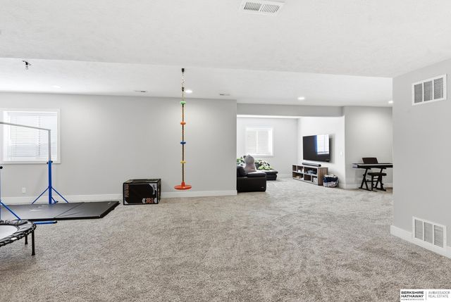 12621 S 73rd Street, Papillion, NE 68046