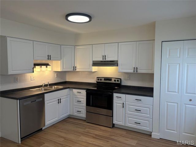 8787 Sieloff Drive, Hazelwood, MO 63042