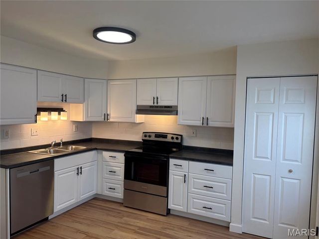 8787 Sieloff Drive, Hazelwood, MO 63042