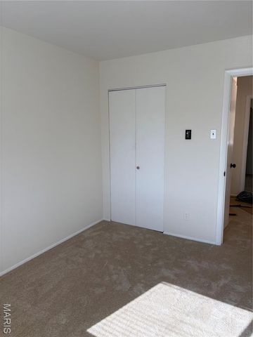 8787 Sieloff Drive, Hazelwood, MO 63042