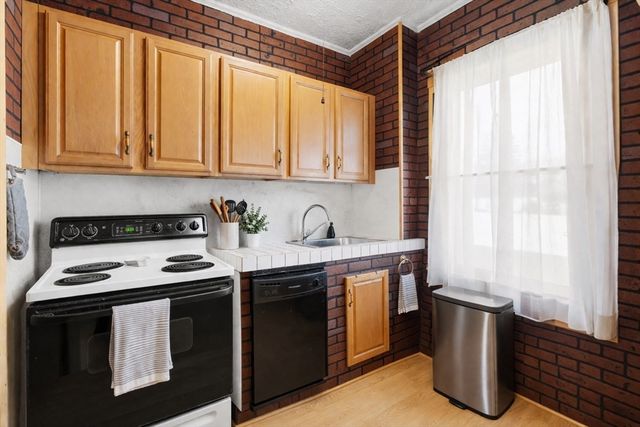 53 Gifford Ave, Dartmouth, MA 02747