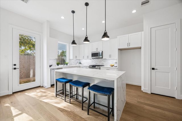 7702 Sky Dweller Drive, Houston, TX 77055