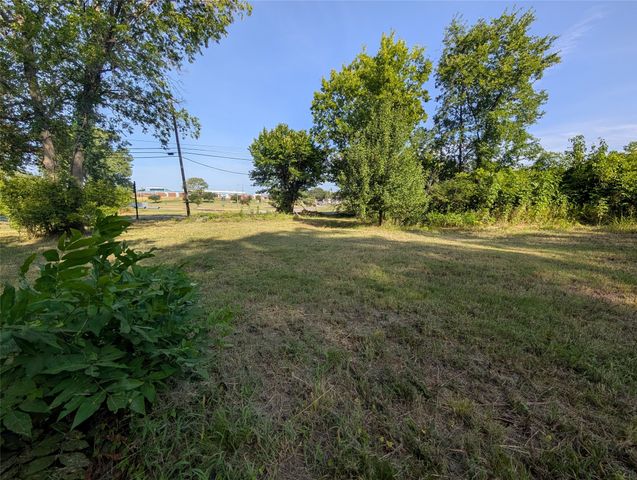 910 N Houston Avenue, Denison, TX 75021