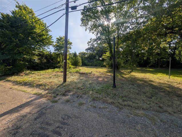 910 N Houston Avenue, Denison, TX 75021