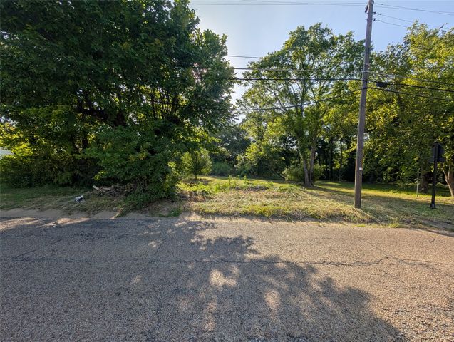 910 N Houston Avenue, Denison, TX 75021