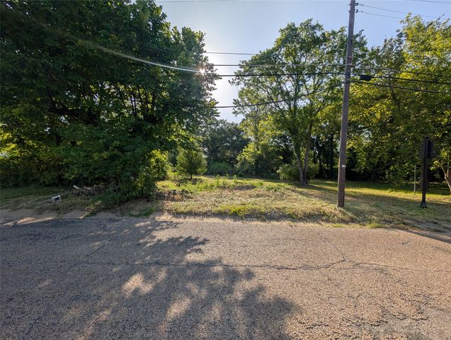 910 N Houston Avenue, Denison, TX 75021
