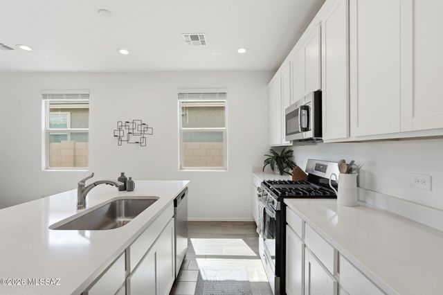 693 W Calle Las Varitas, Sahuarita, AZ 85629