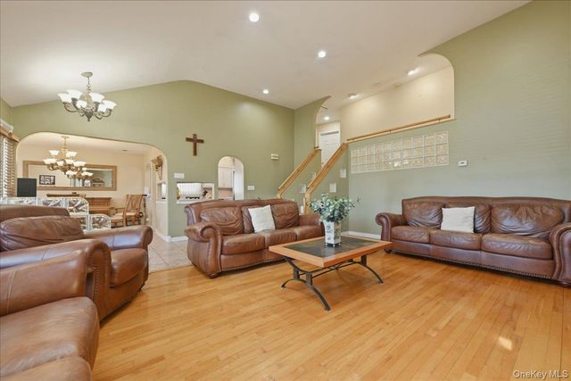 1600 Milburn Court, Wantagh, NY 11793