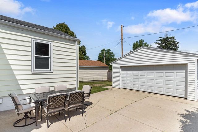 7925 46th AVENUE, Kenosha, WI 53142