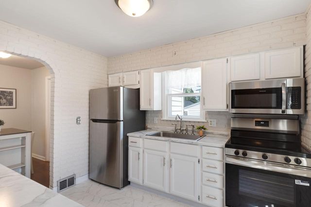 7925 46th AVENUE, Kenosha, WI 53142